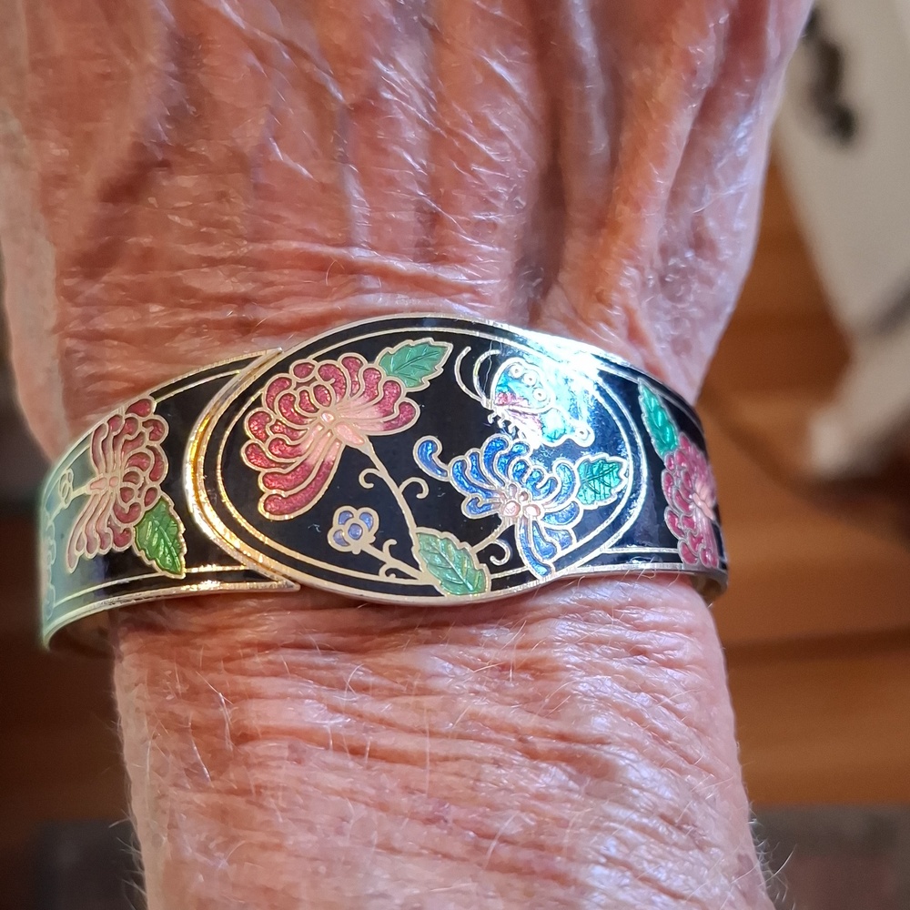 Vintage cloisonne' hinged clamper bracelet. Black floral with butterflies 🦋